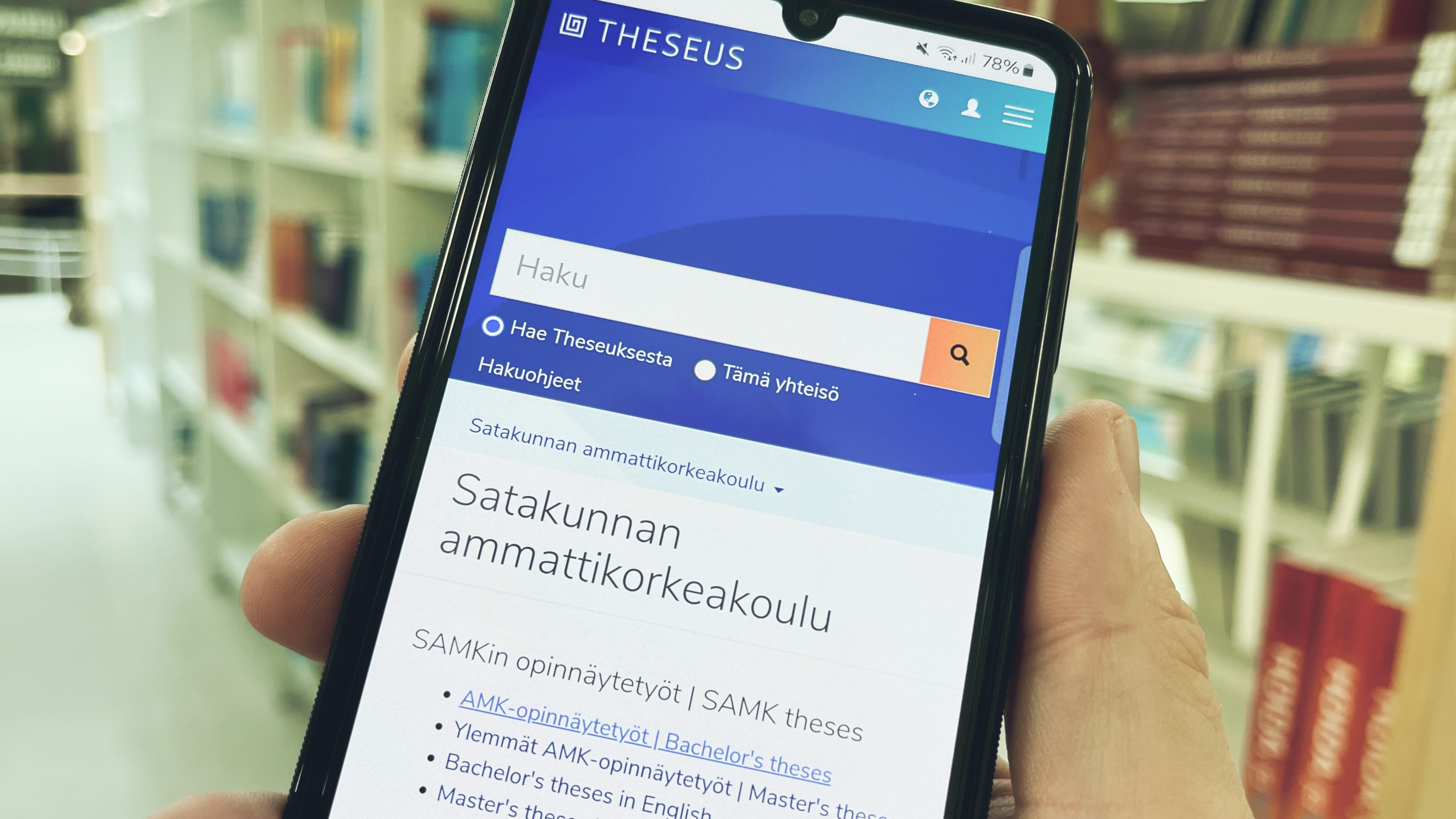 Theseus-nettisivu puhelimessa.