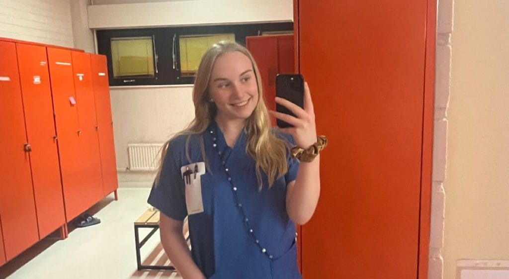 Silja-Sofia Ilvonen ottaa pukuhuoneessa selfien.