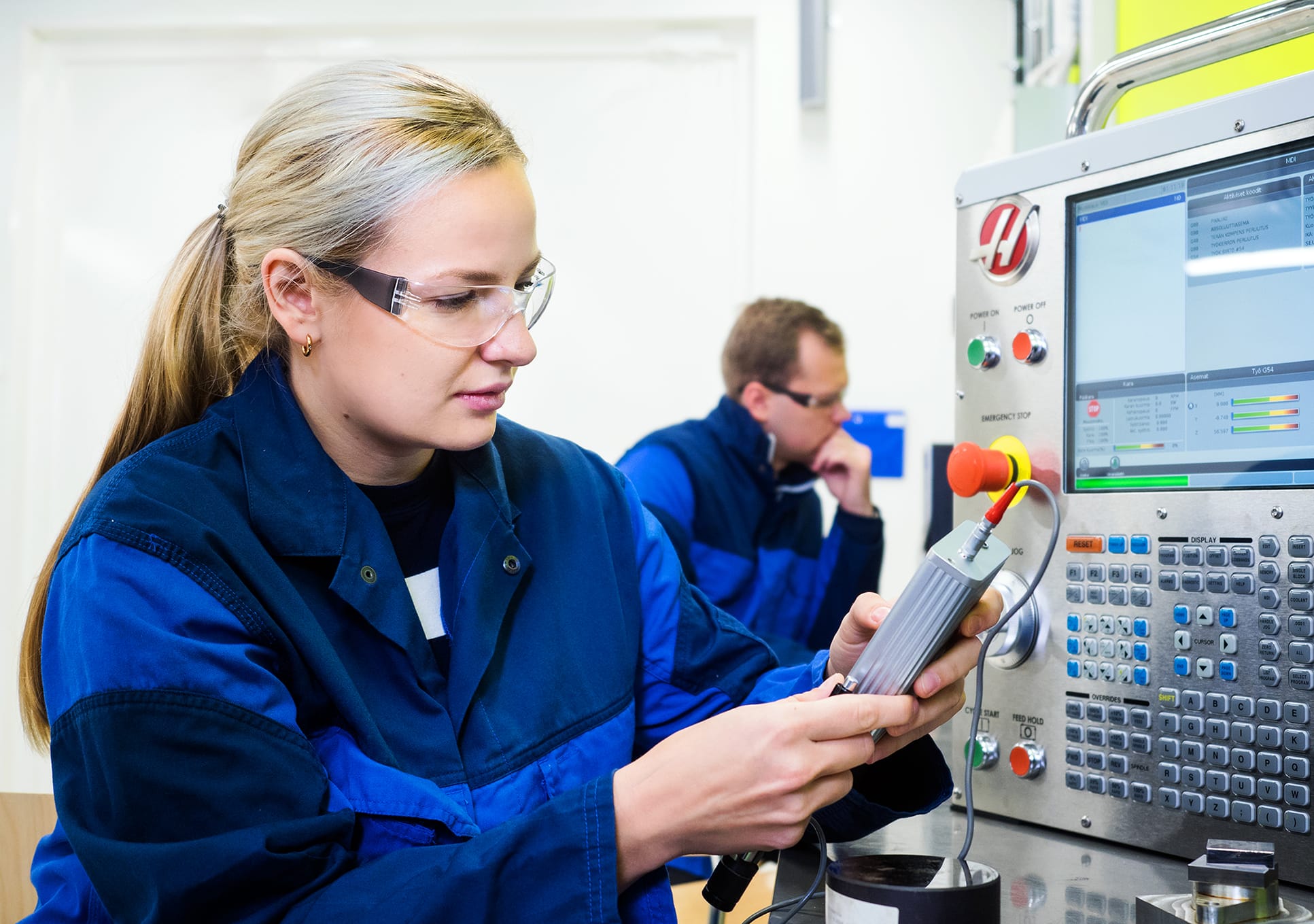 Mechanical engineering students practising in the laboratory.