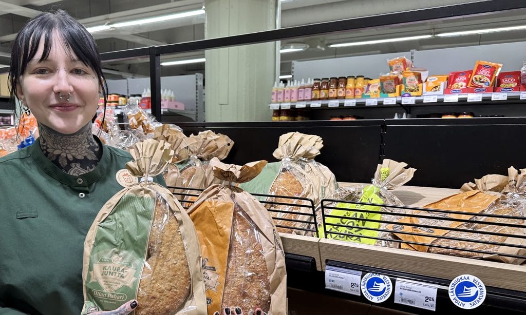 Linda Vuorilehto showed the popular local loaves, ‘kakkos’ by Ullan Pakari (traditional bread loaves made mainly using barley flour), which are labelled with the local food label, at Sale Vapaudenkatu.