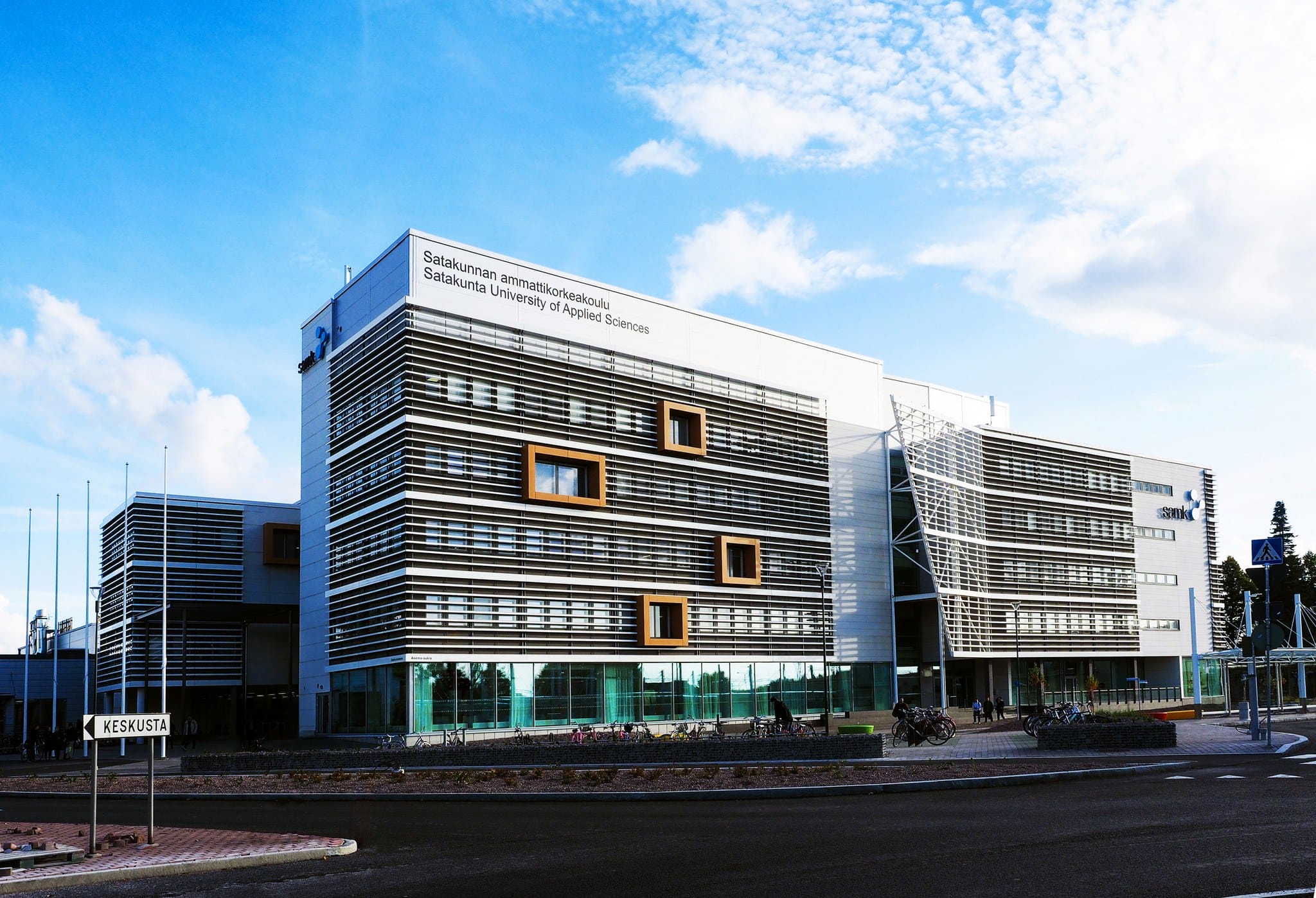 Porin kampus ilta-aurinko.