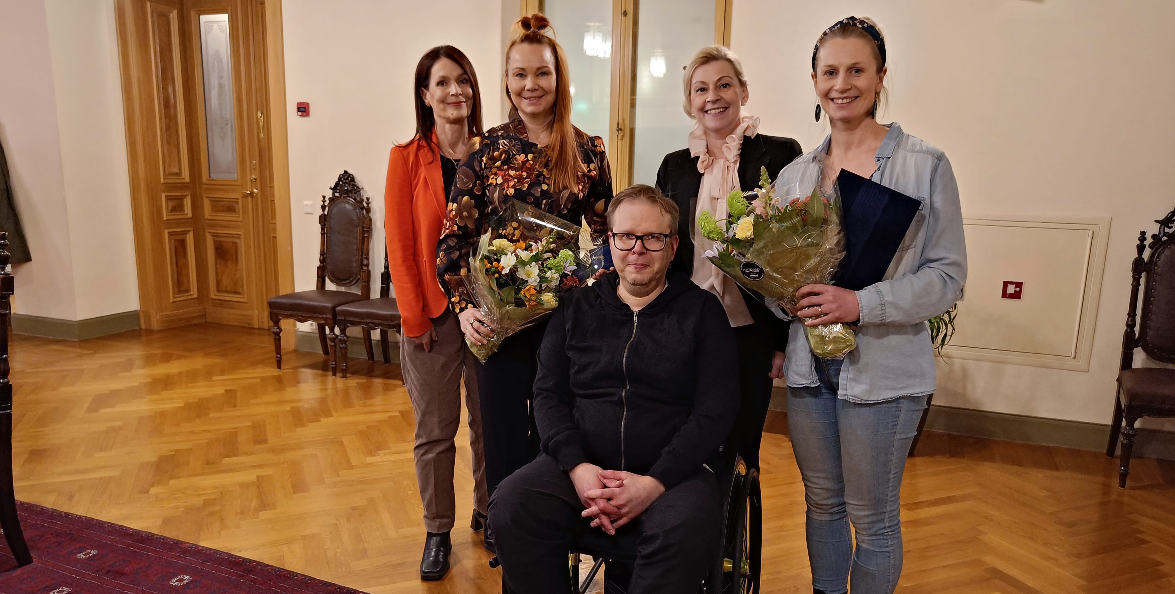 Palkintojenjakotilaisuudessa otetussa kuvassa Arja Laulainen (vas.), Kati Karinharju, Mari Kaunistola ja Anna Sevänen, edessä Jari Kauranen.